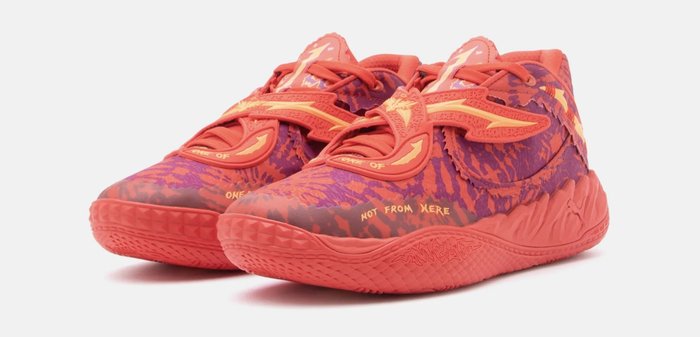 Chaussures de basketball rouges et violettes avec des motifs texturés, une languette rembourrée et des accents de marque proéminents. Semelle en caoutchouc avec un motif géométrique.