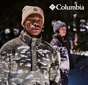 Pull en polaire marron et crème à motif camouflage, doté d'un col haut, de boutons-pression et d'une poche poitrine. Le modèle porte un bonnet beige.
