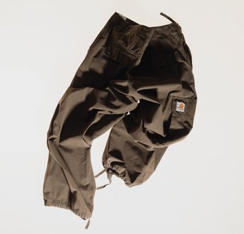 Pantalones cargo en tejido verde oliva oscuro, con múltiples bolsillos, puños elásticos y cintura con cordón ajustable para un ajuste personalizado.