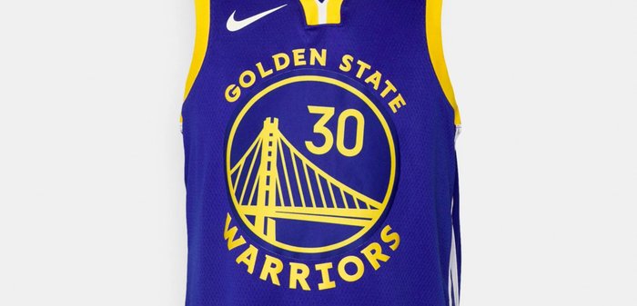 Maillot de basketball violet avec des accents jaunes. Présente les inscriptions "GOLDEN STATE" et "30" au-dessus d'un graphisme circulaire représentant un pont, avec "WARRIORS" en dessous. Logo Nike inclus.