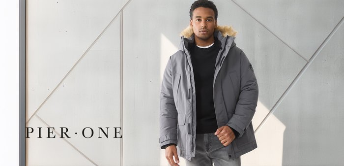 Grijze parka-jas met een met nepbont gevoerde capuchon, ritssluiting aan de voorkant en klepzakken. Geweven stof biedt warmte en duurzaamheid, in een casual pasvorm gestyled.