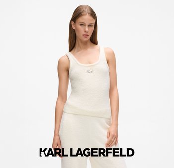 Camiseta sin mangas blanca con una tela suave y texturizada y un escote en forma de barco, que presenta un logo en negro bordado en el pecho.