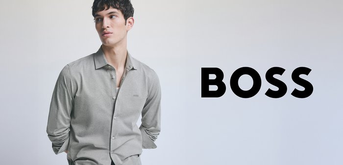 Hellgraues Langarmshirt mit Button-Down-Kragen und subtiler Textur, mit kleinem „BOSS“-Logo auf der linken Brust.