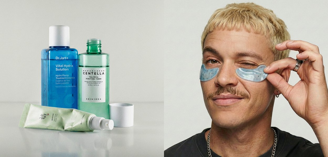 Kolme ihonhoitotuotetta, mukaan lukien kaksi sinistä pulloa ja vihreä putki, miehen vieressä, joka levittää sinisiä silmänaluslaattoja ja silmää iskien.