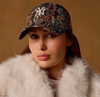 Blomsterprintet baseballkasket med hvidt broderet NY-logo, med en buet skygge og en tekstureret stofoverflade.