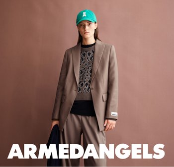 Beige massgeschneiderter Blazer über einem Leopardenmuster-Pullover, graue Hosen und eine türkisfarbene Kappe mit einem Logo. Glattes Material und strukturiertes Design.