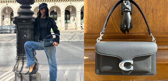 Femme en veste noire et chapeau tenant un sac à main en cuir noir avec fermoir argenté, gros plan sur le sac à main pendu à un heurtoir de porte métallique décoratif.