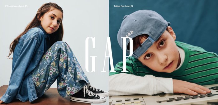 Denim skjorte, bukser med blomsterdesign og sorte sneakers på pige; kasket, grønstribet skjorte og hvide ærmer på dreng med et keyboard.