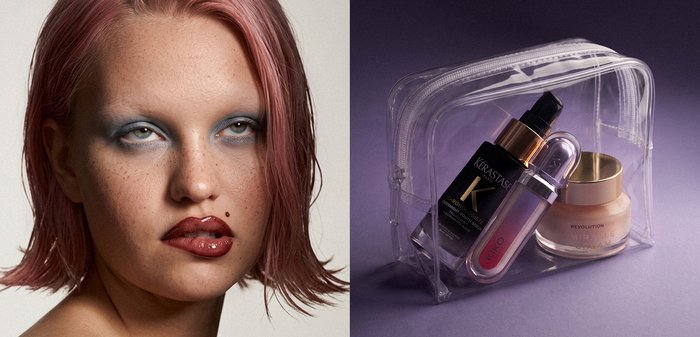Femme aux cheveux courts bob roses, fard à paupières bleu vif, rouge à lèvres foncé brillant et taches de rousseur ; trousse de maquillage transparente avec fond de teint, sérum et gloss.