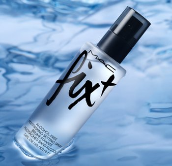 Gjennomsiktig sprayflaske med svart pumpehette og fet svart etikett som leser "MAC Fix+". Vanndråper synlige på en blå overflate.