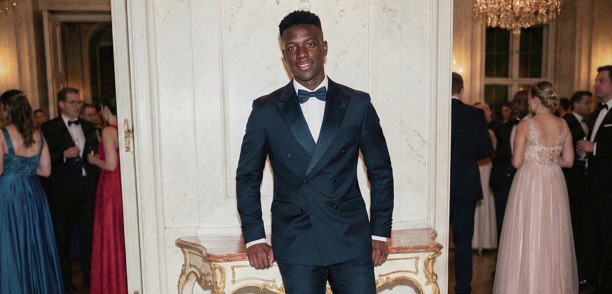 Schwarzer Smoking mit spitzem Revers aus Satin, weißem Hemd und schwarzer Fliege. Positioniert vor einer hellen Wand, mit formeller Kleidung, die von anderen getragen wird.