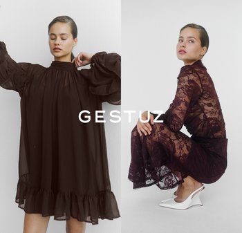 Braon prozirna haljina s volanom na rubu i napuhanim rukavima s lijeve strane; bordo čipkasta haljina s uskom siluetom s desne strane, uz bijele sandale.