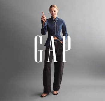 Denim skjorte med knapper og en figursyet talje samt udvidede ærmer, kombineret med højtaljede sorte bukser. Stilfulde sorte sandaler fuldender looket.