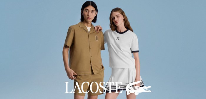 Deux mannequins posent devant un fond bleu portant des tenues stylées Lacoste : une chemise beige à manches courtes et un pantalon, ainsi qu'un t-shirt blanc à bords contrastés avec une jupe plissée.