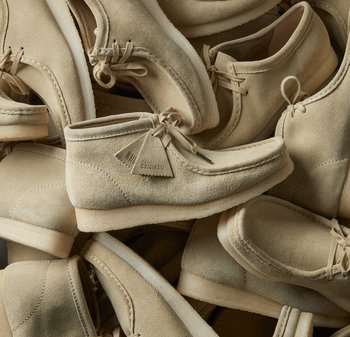 Chaussures en suède beige avec une texture douce et un bout rond, dotées d'un design à lacets et d'une petite étiquette étiquetée "Original".