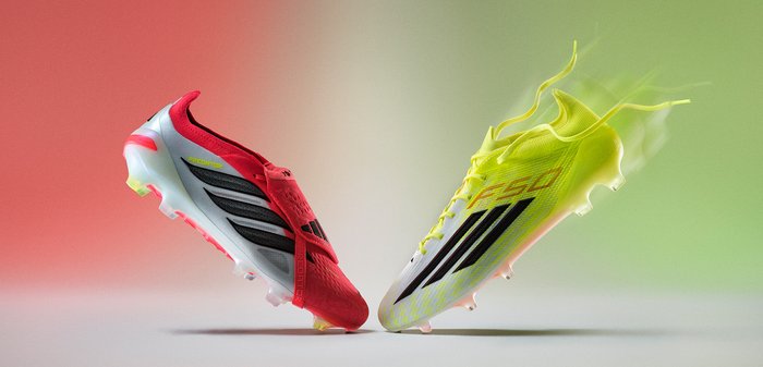 Des crampons de soccer Adidas rouges et jaunes se faisant face sur un fond dégradé rouge et vert, avec un flou de mouvement sur les lacets de la chaussure jaune.