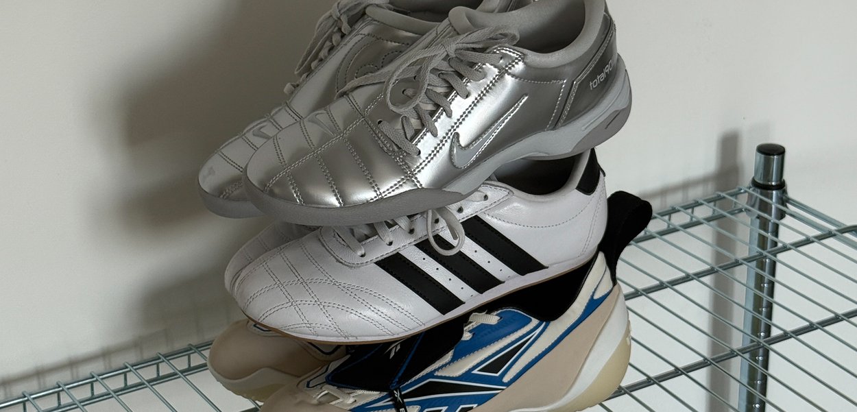 Trois paires de chaussures de sport : des Nike en synthétique argenté en haut, des Adidas en cuir blanc avec des rayures noires au milieu, et des Reebok en marron avec des accents bleus en bas.