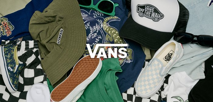 Abbigliamento e accessori Vans tra cui cappello a secchiello verde, occhiali da sole, magliette grafiche, pantaloncini a scacchi, scarpe slip-on, portachiavi e cappellini.