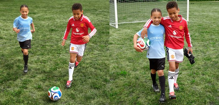 Deux enfants jouent au football, l'un en bleu clair et l'autre en rouge, courant sur l'herbe vers un ballon de football puis marchant plus tard bras dessus bras dessous.