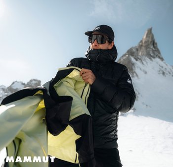 Schwarze Puffjacke mit hohem Kragen und Reißverschluss, der ein leuchtend gelbes Innenfutter freilegt. Mit einem Logo am Ärmel und einer kontrastierenden Kapuze.