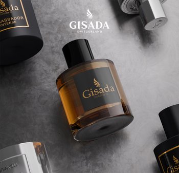 Bernsteinfarbene Parfümflasche mit schwarzem Deckel, versehen mit einem goldenen und schwarzen Etikett. Umgeben von anderen eleganten, dunklen Kosmetikbehältern.