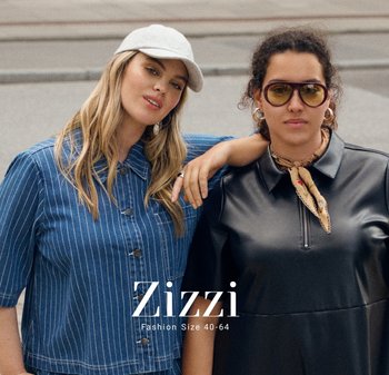 Twee vrouwen poseren samen. De een draagt een blauw gestreepte spijkerbroek met korte mouwen, en de ander een zwart leren jurk met een rits.