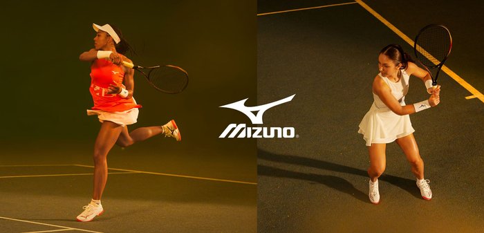 Dos jugadoras de tenis en acción, una vestida con una camiseta naranja y pantalones cortos blancos, la otra con un vestido blanco. Ambas llevan zapatillas de tenis y sostienen raquetas.