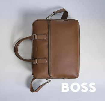 Malette en cuir marron avec une surface texturée, deux poignées, une bandoulière amovible et une poche zippée à l'avant. Logo affiché de manière proéminente.