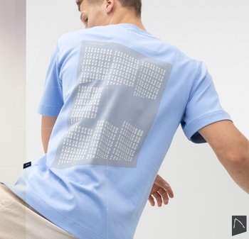 Lichtblauw T-shirt met korte mouwen, voorzien van een groot grijs geometrisch patroon op de rug, gemaakt van zacht katoen met een ronde hals.