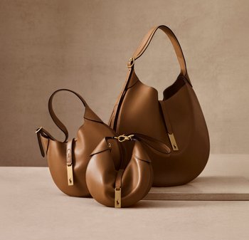 Drei braune Lederhandtaschen in unterschiedlichen Größen und Formen. Jede besitzt eine elegante, glatte Textur und goldene Hardware-Akzente.