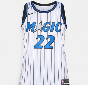 Weißes Basketball-Trikot mit schwarzen vertikalen Streifen, blauem "MAGIC"-Schriftzug mit einem silbernen Stern, Nummer 22 und schwarzem Nike-Logo auf der Vorderseite.