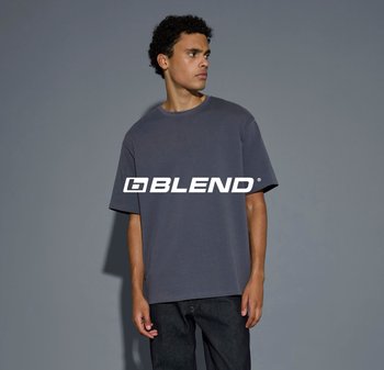 Maglietta in cotone grigia con maniche corte e scollatura rotonda, caratterizzata da un grande logo bianco "BLEND" stampato sul davanti.