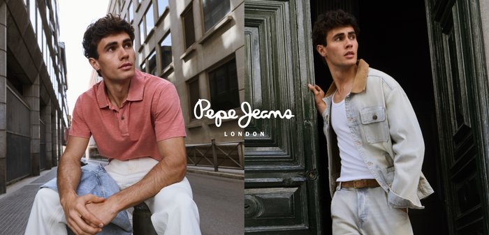Joven posando con ropa casual, sentado en una calle urbana con polo rosa y de pie junto a una puerta oscura con chaqueta vaquera clara.