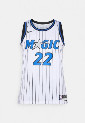 Balts basketbola kreklā ar zilām svītrām, ar uzrakstu "MAGIC" un numuru "22" zilā krāsā. Melni akcenti apkaklē un rokassprādzēs. Klāt ir Nike logo.