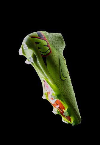 Φωτεινό πράσινο ποδοσφαιρικό παπούτσι με γιακά αστραγάλου σαν κάλτσα, μαύρο λογότυπο Nike και πολύχρωμη σόλα με σταθερά καρφιά, σε μαύρο φόντο.