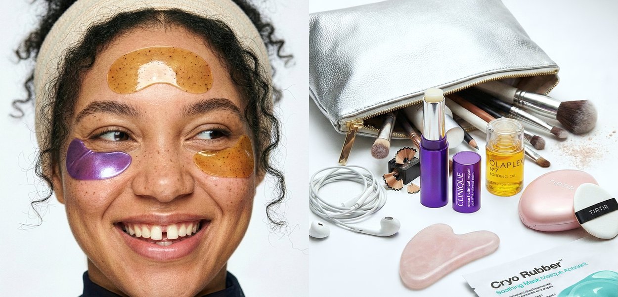 Mujer con parches de cuidado facial en el rostro junto a un bolso de maquillaje abierto que contiene brochas, lápiz labial, auriculares, aceite facial, herramienta gua sha y productos cosméticos.