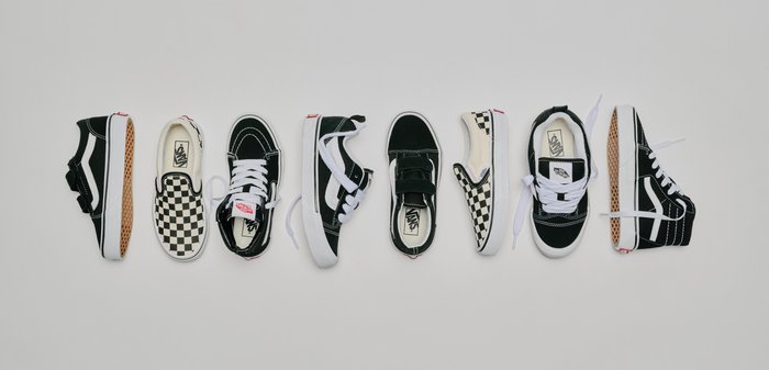 Sneakers Vans in bianco e nero, inclusi modelli slip-on, con lacci e con chiusura a strappo; caratterizzati da motivo a scacchiera, suole in gomma e tomaie in tessuto.