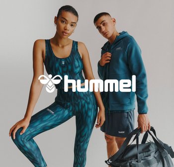 Sportkleding met een turquoise tanktop en leggings met een golfpatroon. Het mannelijke model draagt een bijpassende hoodie en shorts.