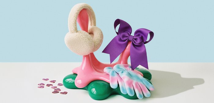 Ροζ αφηρημένο σταντ που κρατάει εκρού ακουστικά αυτιών, μοβ φιόγκο και γάντια με μπλε-ροζ σχέδιο tie-dye σε πράσινη στρογγυλεμένη βάση πάνω σε παστέλ φόντο.