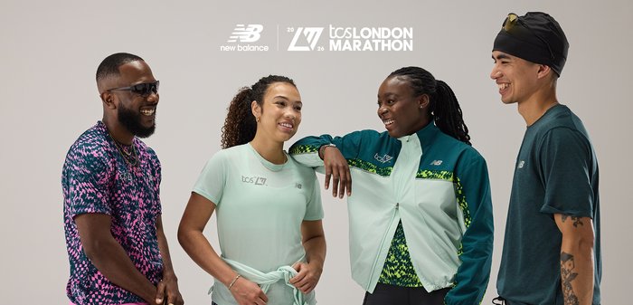 Quatre coureurs divers portant des tenues New Balance TCS London Marathon souriants et en train de discuter sur un fond uni.