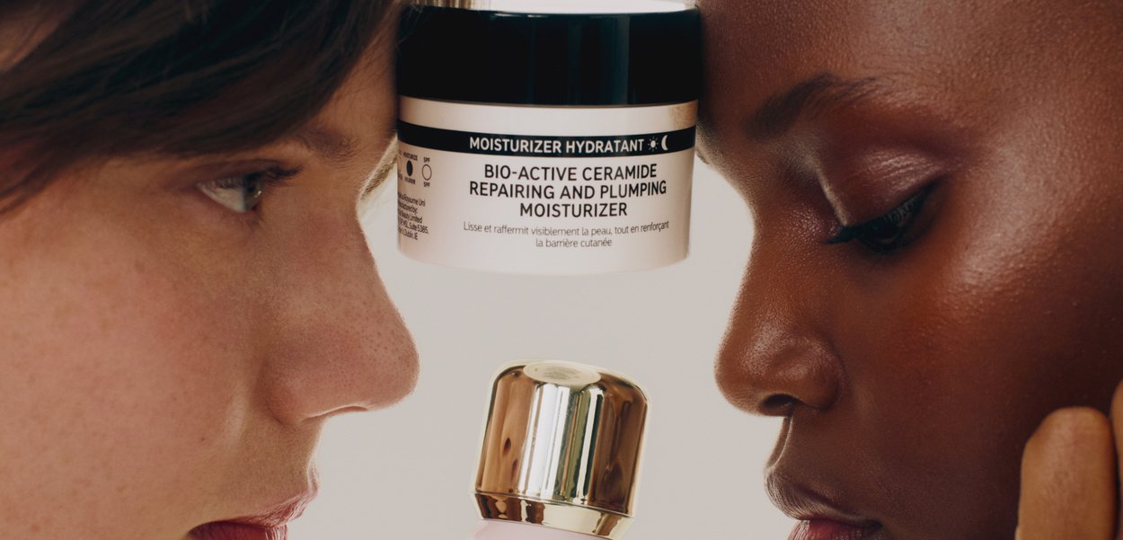 Kosteuttaja mustavalkoisella etiketillä, jossa on teksti "Bio-Active Ceramide" pyöreässä purkissa; vaaleanpunainen pullo kultakorkilla etualalla.
