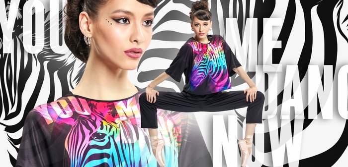 Kleurrijke cropped top met een levendige zebraprint in tinten roze, blauw en geel. Zwarte broek met een losse pasvorm en balletschoenen maken de look compleet.