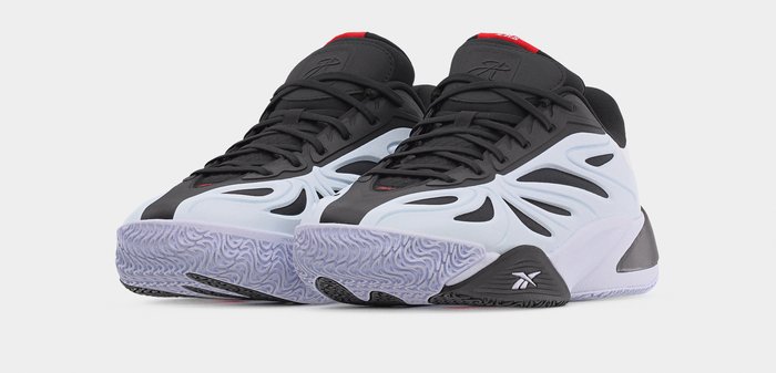 Ζευγάρι μαύρα, λευκά και κόκκινα ψηλά αθλητικά παπούτσια μπάσκετ με υφασμένες διαφανείς σόλες, λογότυπο Reebok στο πλάι και στη γλώσσα.