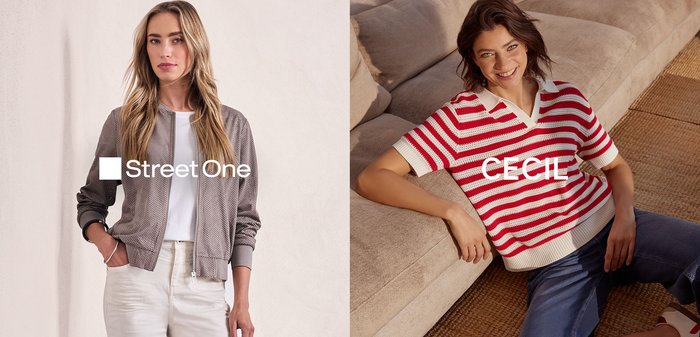 Mujer de pie con chaqueta beige y pantalones blancos, al lado de mujer que está tumbada en el suelo con un suéter de rayas rojas y blancas y jeans azules junto a un sofá.