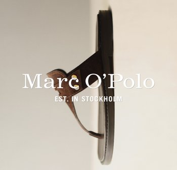 Brązowa skórzana sandał z cienką podeszwą, widoczny z boku na neutralnym tle, nałożony tekst brandingowy „Marc O’Polo Est. w Sztokholmie”.