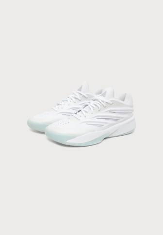 Двойка модерни бели спортни маратонки със светлосини подметки и мрежест горен детайл на обикновен светъл фон.