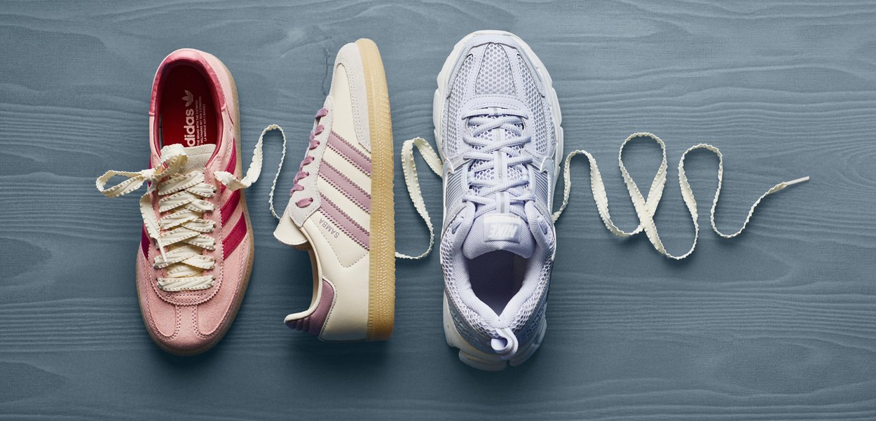 Tre par joggesko: rosa semsket skinn med røde striper, beige med lilla detaljer, og lys lilla mesh med teksturerte såler, alle med kremfargede skolisser.