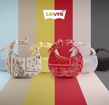 Cinco pequenas bolsas de tecido Levi's com padrões de bandana em creme, amarelo, vermelho, azul claro e preto, dispostas em frente a riscas verticais que combinam.