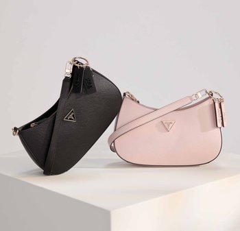 Due borse esposte su una superficie: una borsa in pelle nera con texture e una borsa in pelle rosa liscia, entrambe con loghi a triangolo e tracolle removibili.