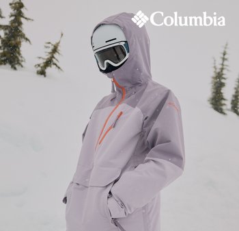 Hellviolette Skijacke mit orangefarbenen Akzenten, ausgestattet mit Kapuze, Reißverschlusstasche und lockerem Schnitt. Trägt eine Skimaske und Skibrille.